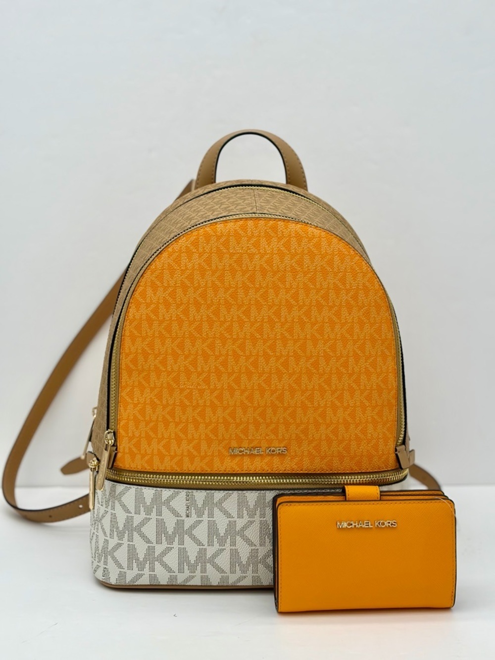 Michael Kors Rhea Medium
Color-Block Signature Logo
Backpack and Wallet Set - Picture 13 of 13